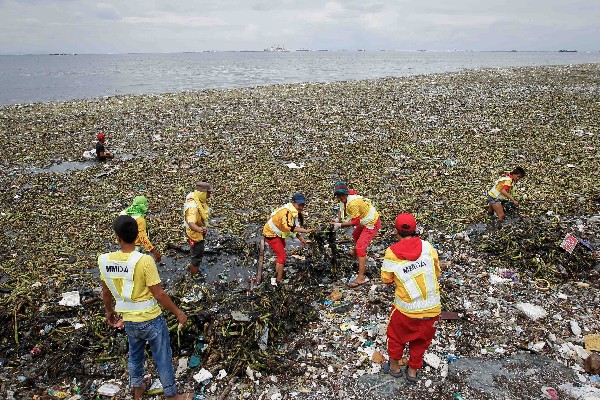 Equipos de limpieza trabajan para limpiar la bahía de Manila afectada por el tifón Nida. (Foto Prensa Libre: EFE)