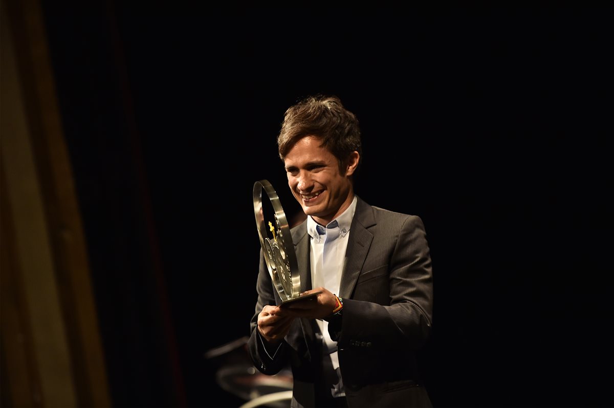 El actor mexicano Gael García Bernal fue galardonado por su trayectoria en la pantalla. (Foto Prensa Libre: AP)