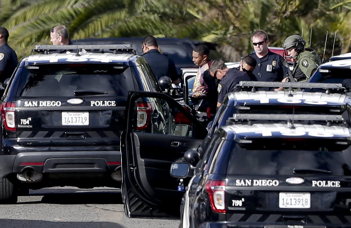 Agentes se enfrentaron al hombre durante varias horas. (Foto Prensa Libre: AP).