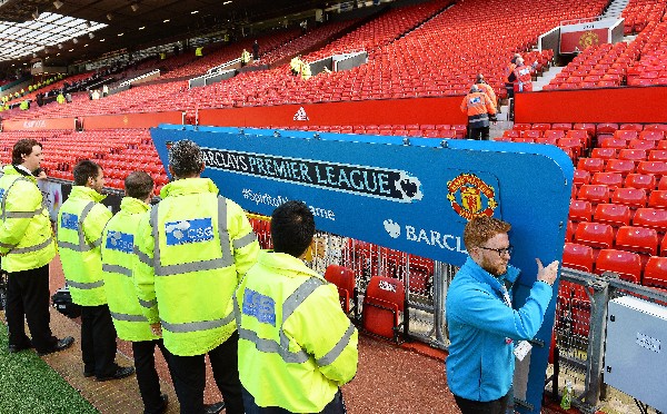 Personal del Manchester United durante la evacuación del estadio Old Trafford. (Foto Prensa Libre: EFE).