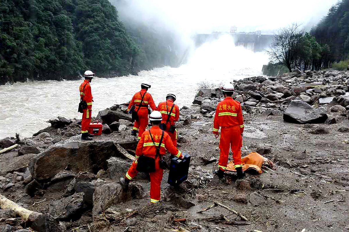 Rescatistas buscan sobrevivientes del enorme alud que sepultó viviendas en la provincia de Taining, China. (Foto Prensa Libre: AFP).