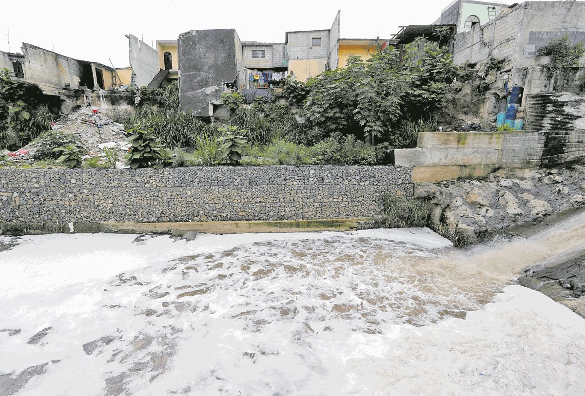 La comuna local construyó dos muros para detener el socavamiento, aunque los vecinos lamentan que no se cubre todo el terreno vulnerable.(Prensa Libre: Érick Ávila)