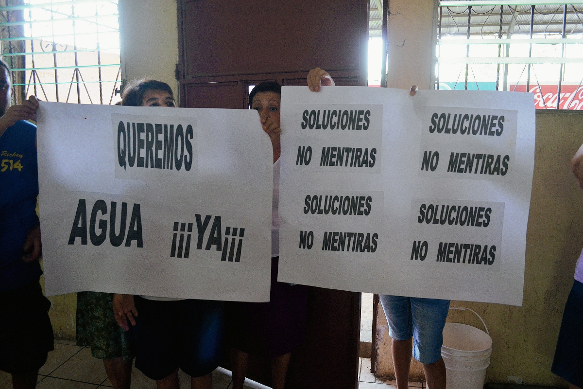 Los vecinos  afectados en San Felipe, Retalhuleu, protestaron en  la municipalidad para exigir que  solucionen el problema de falta de  agua. (Foto Prensa Libre: Jorge Tizol)