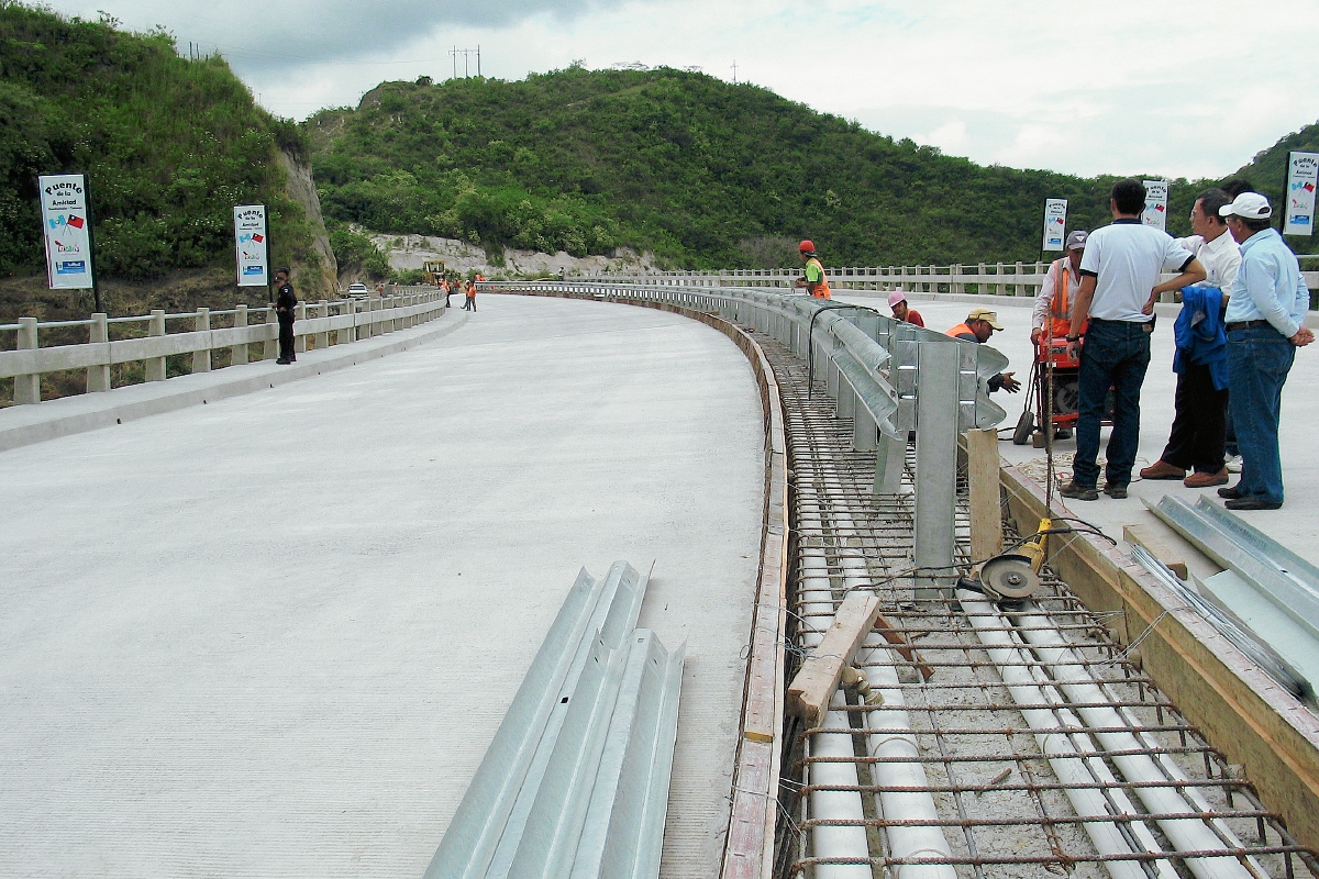 La inversión en infraestructura como reactivación económica planteada en el presupuesto 2021 es oportuna, pero deben ser obras que cuenten con buen diseño, evaluación de su rentabilidad social, evitar sobrecostos y actos de corrupción, señalaron analistas en el foro de Asíes. (Foto Prensa Libre: Hemeroteca) 