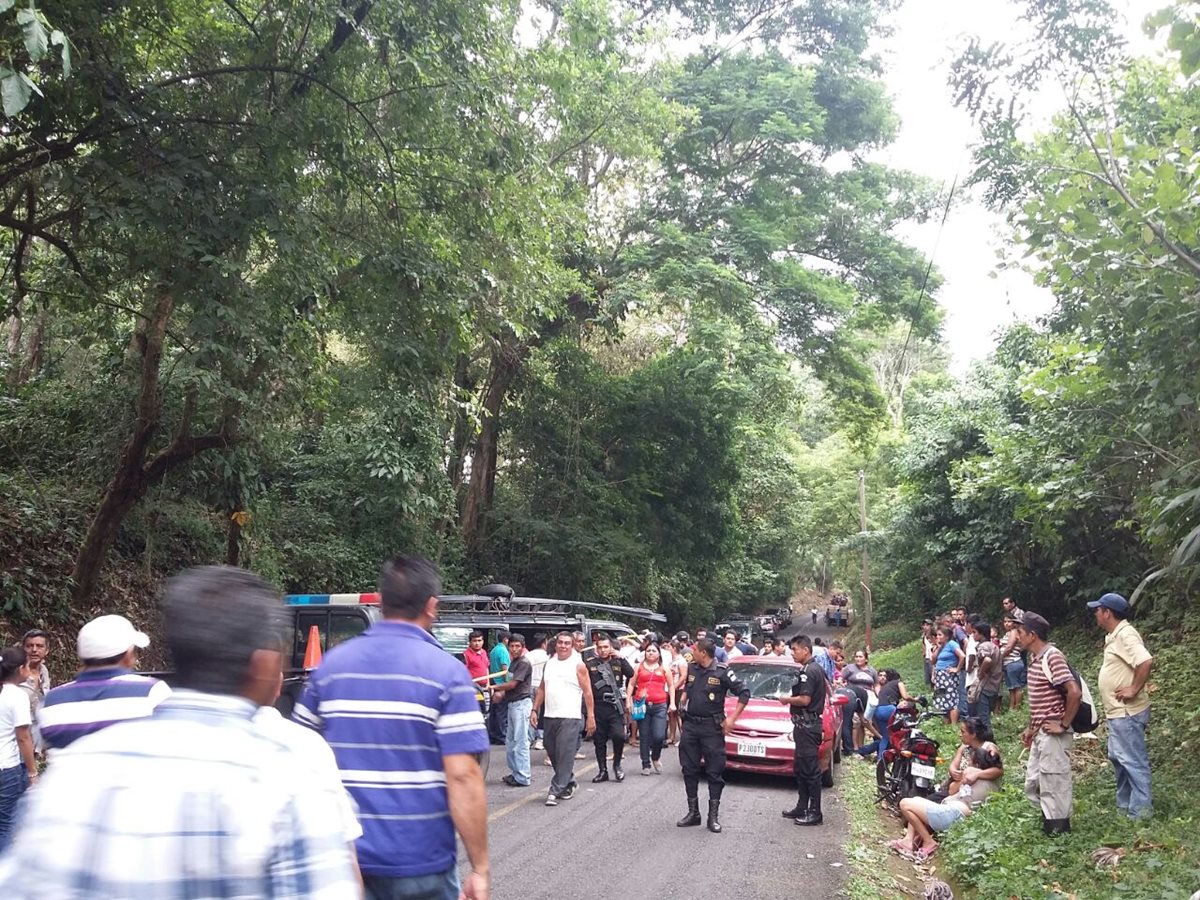 Agentes policiales resguardan el área donde ocurrió el ataque, en Nuevo San Carlos, Retalhuleu. (Foto Prensa Libre: Rolando Miranda)