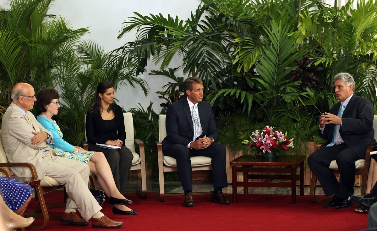 El vicepresidente de Cuba, Miguel Díaz-Canel (derecha), conversa con la delegación de congresistas republicanos. (De izquierda a derecha), Patrick Roberts, Susan Collins y Jeff Flake. (Foto Prensa Libre: AFP).