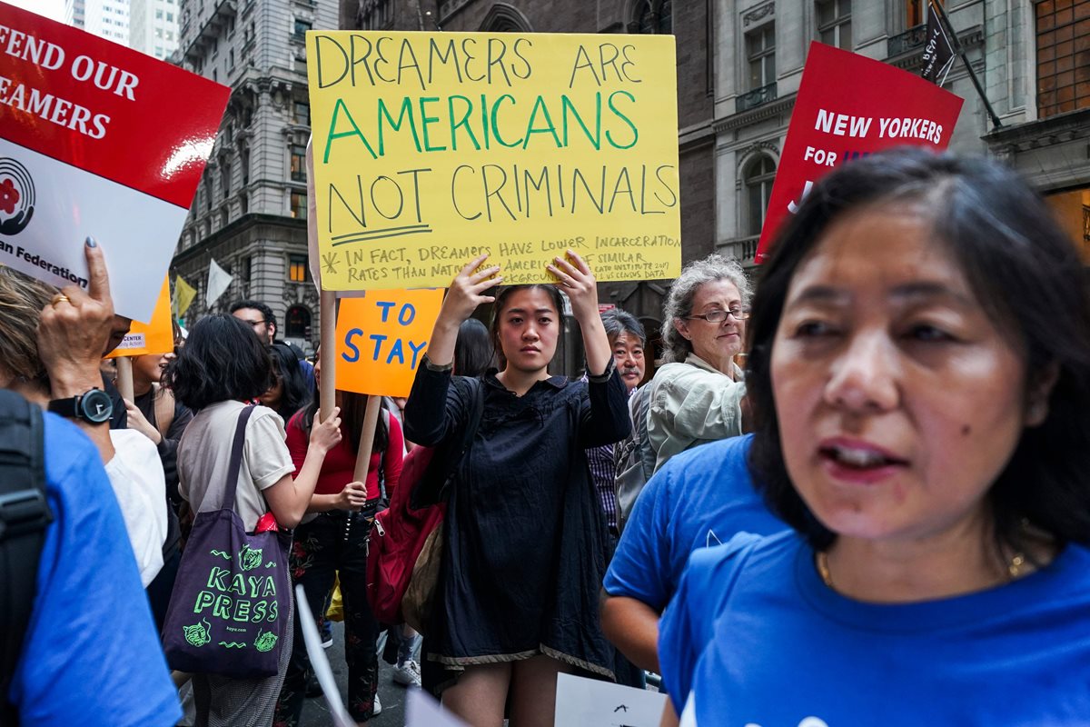 Manifestantes gritan consignas contra Trump durante una manifestación en apoyo de la Daca.(AFP).