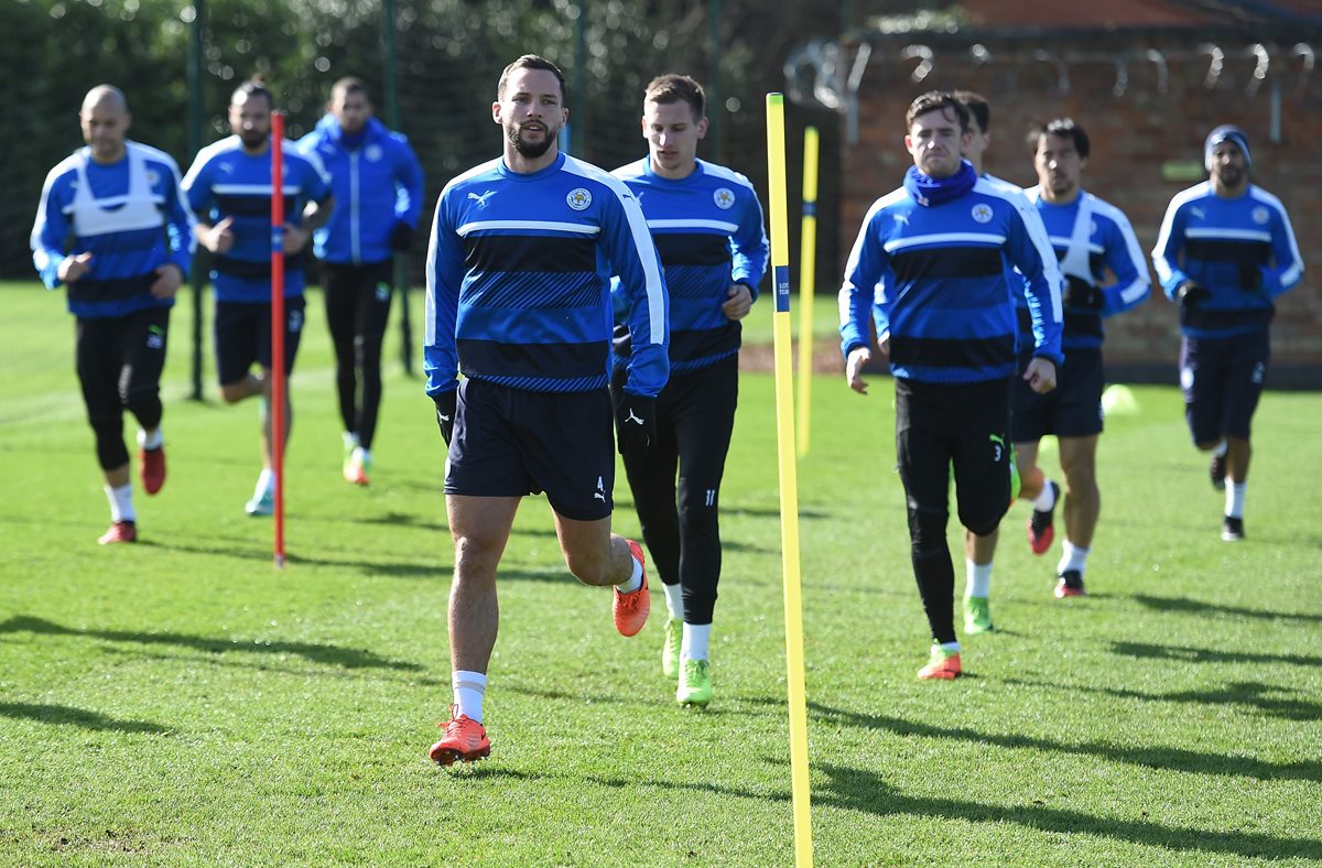 Los jugadores del Leicester se entrenan previo a recibir al Sevilla. (Foto Prensa Libre: AFP)