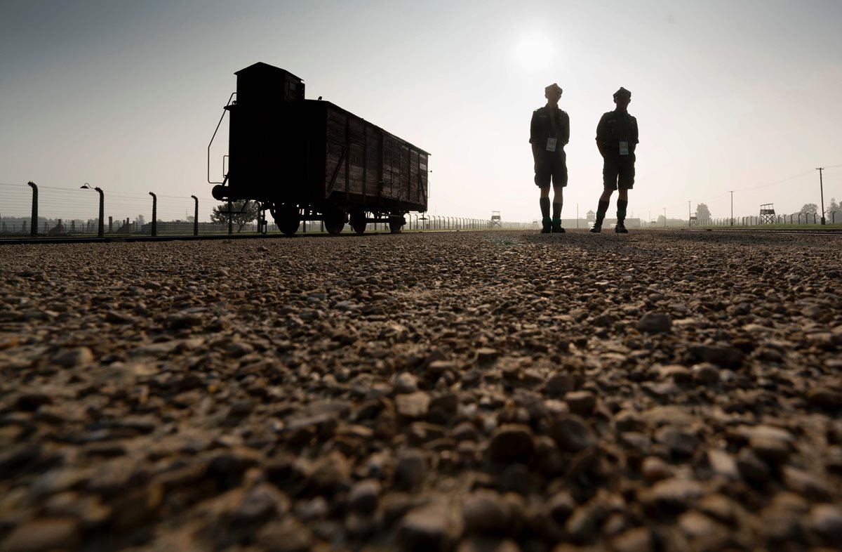 Vista de Auschwitz donde los nazis utilizaron las máscaras para protegerse cuando entraban en las cámaras de gas en donde mataron a millones de judíos. (Foto Prensa Libre: AFP).