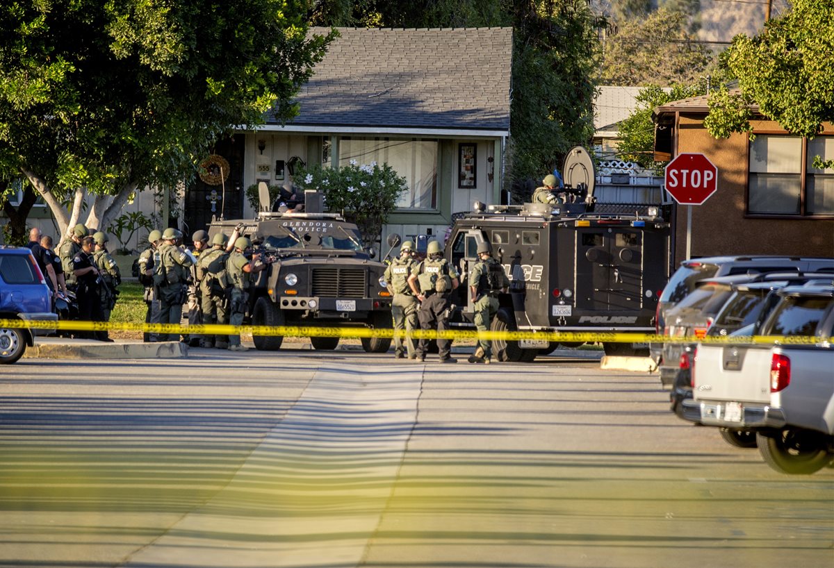 Agentes Swat, durante el operativo para capturar a un sospechoso de la balacera. (Foto Prensa Libre: AP)