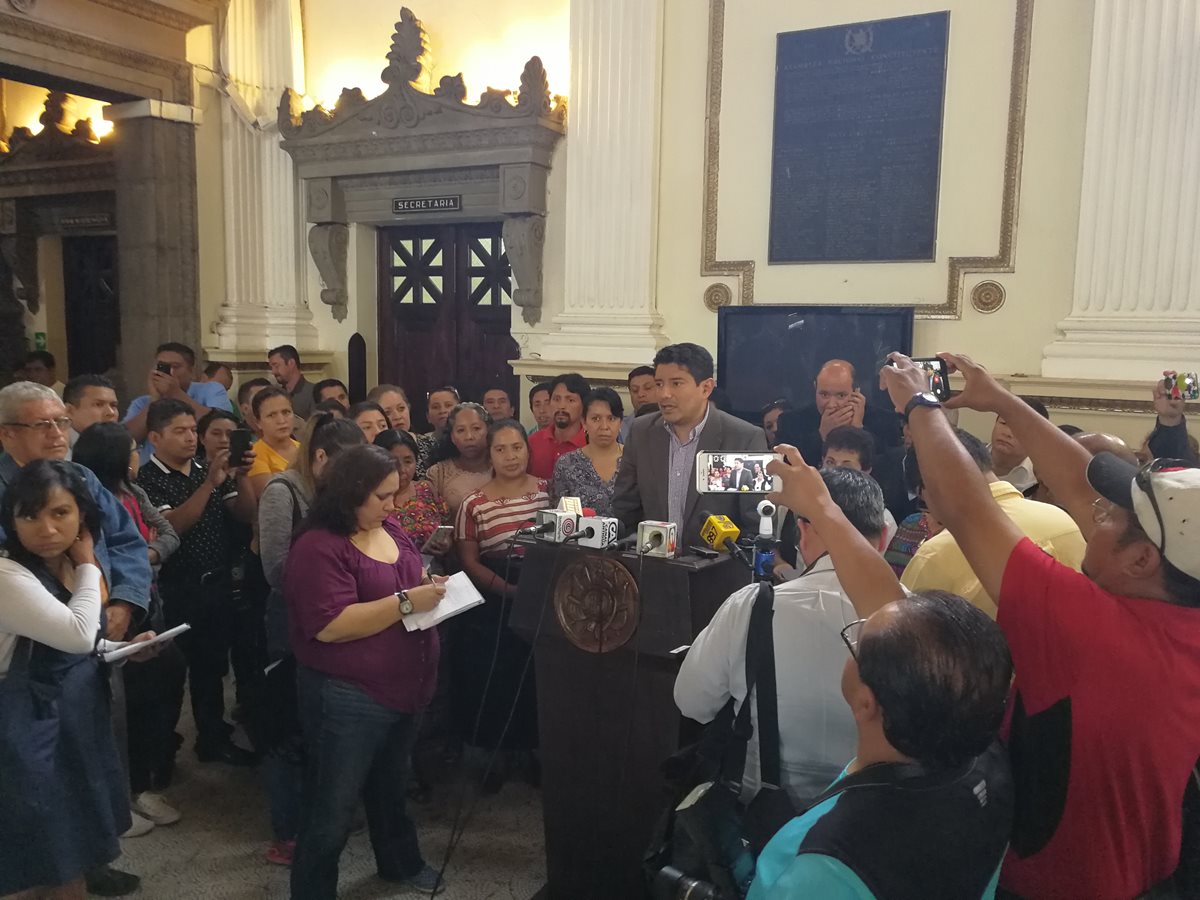 Diputados de la UNE y representantes de las carreras normales indican que se colocará un amparo. (Foto Prensa Libre: Carlos Álvarez)