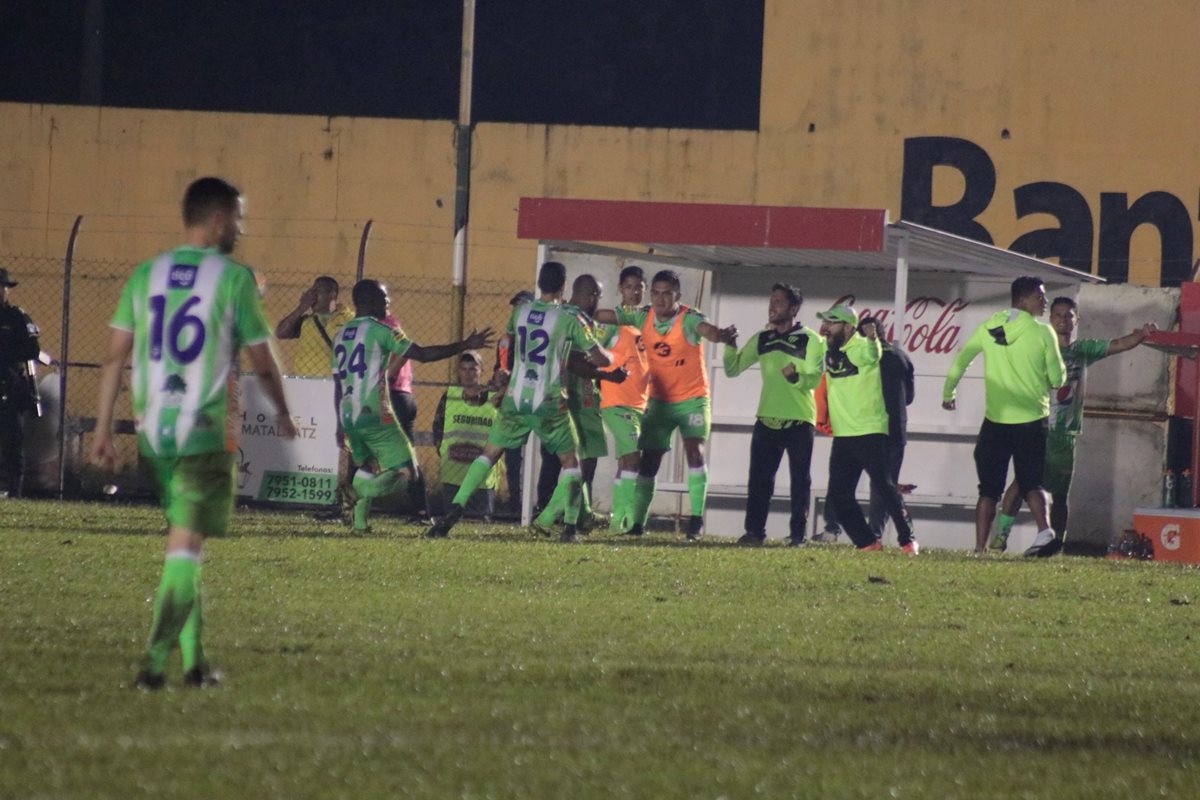 Fredy Thompson festejó el gol del empate antigueño en Cobán. (Foto Prensa Libre: Eduardo Sam)