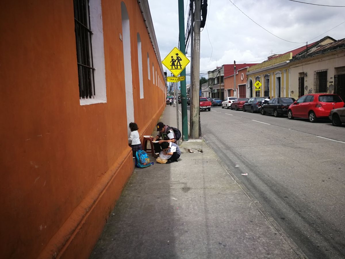 Bernardo Aparicio y sus hijos frente a la iglesia Belén en la zona 1. (Foto Prensa Libre: José Patzán)