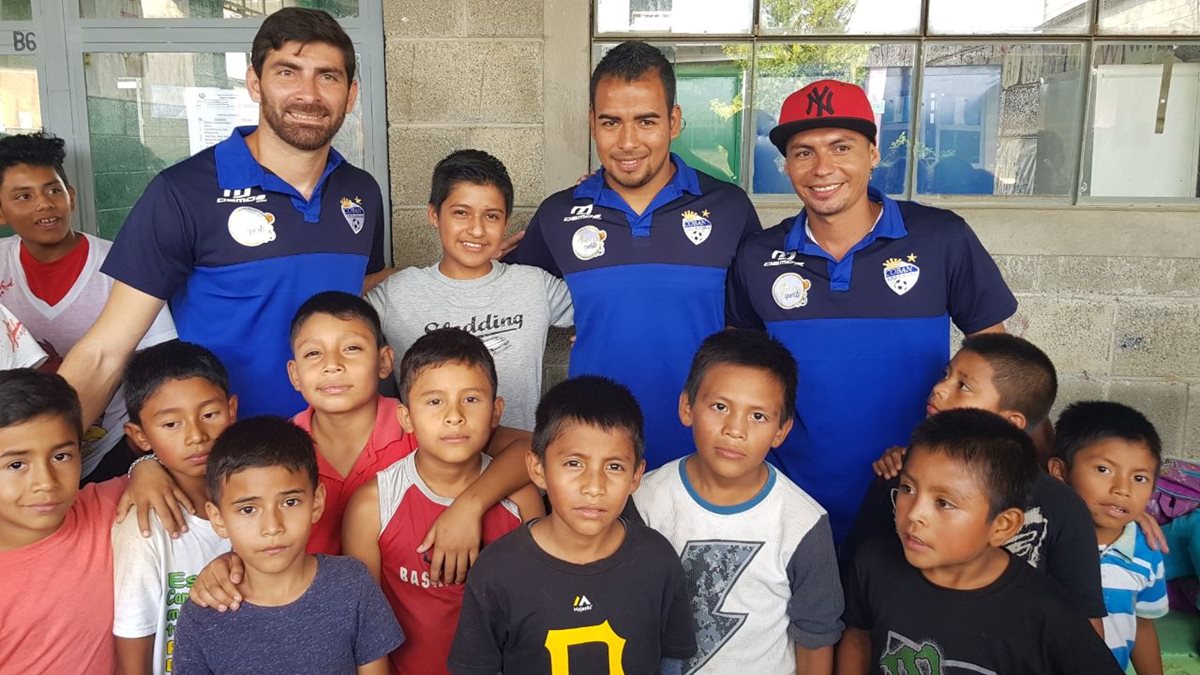 Álvaro García, Tomás Castillo y Nery Oliva posan para la cámara junto a los niños. (Foto Prensa Libre: cortesía Funog)