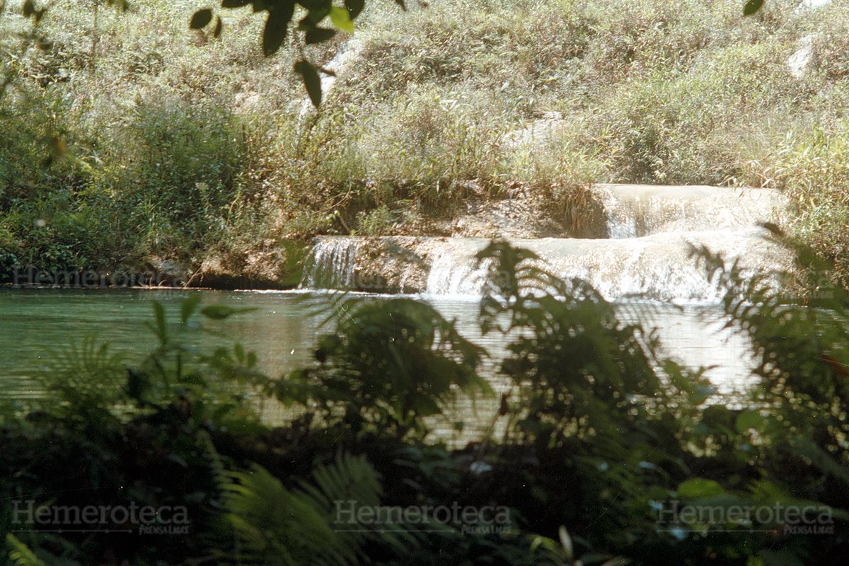 Semuc Champey es uno de los destinos turísticos más visitados en Alta Verapaz. (Foto Prensa Libre: Hemeroteca PL)