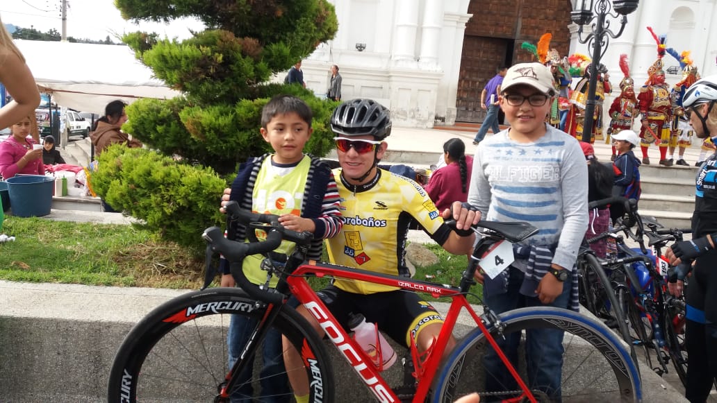 Dorian Monterroso posa con algunos seguidores en el parque de Totonicapán. (Foto Prensa Libre: Norvin Mendoza).