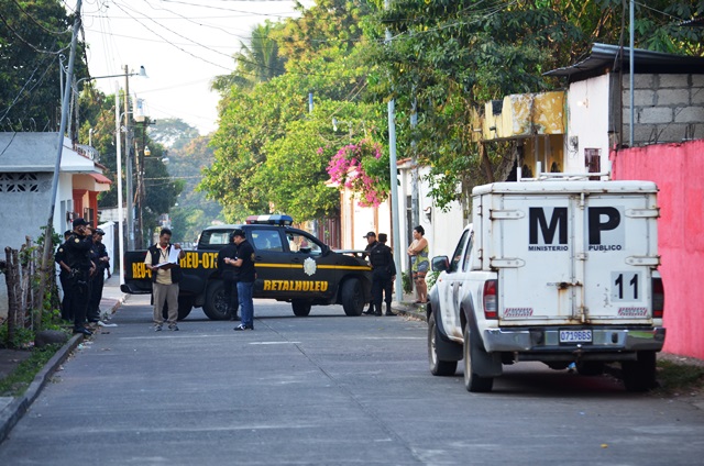 Elementos de la policía en el allanamiento que llevaron a cabo este sábado, en busca de los supuestos responsables por la muerte de Julio Monzón Reyes. (Foto Prensa Libre: Jorge Tizol)