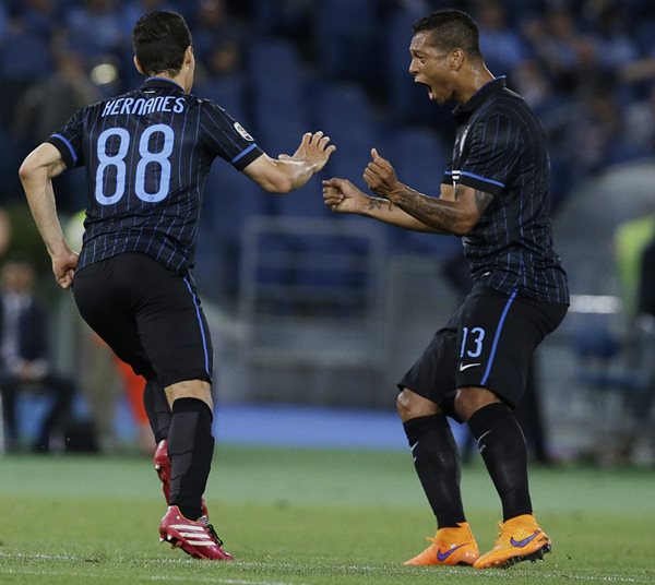 Fredy Guarín —13— festeja con Anderson Hernanes una de las anotaciones ante el Lazio. (Foto Prensa Libre: AP)