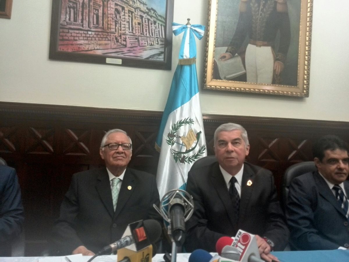 El Presidente Alejandro Maldonado Aguirre en reunión con el Presidente del Congreso, Luis Rabbé, donde anunció el equipo de transición. (Foto Prensa Libre: Esbin García)