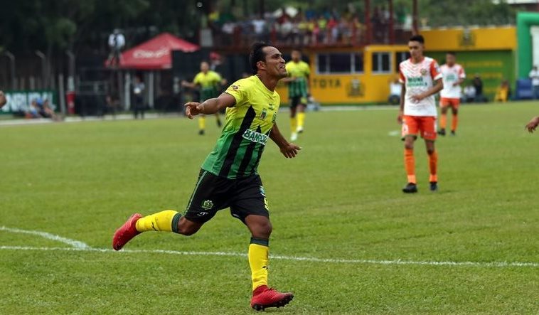 El hondureño Ángel Rodríguez es sinónimo de gol en el Deportivo Guastatoya. (Foto Prensa Libre: Hemeroteca PL)