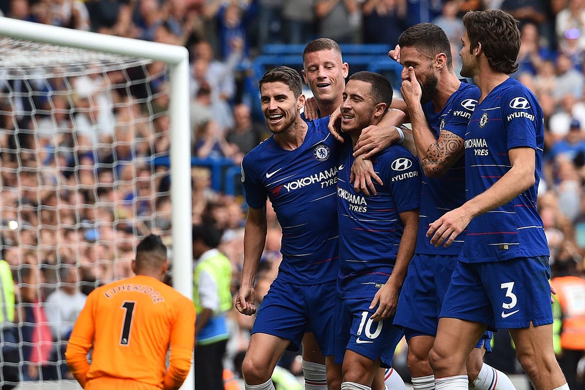 Eden Hazard festeja con sus compañeros del Chelsea. (Foto Prensa Libre: AFP)