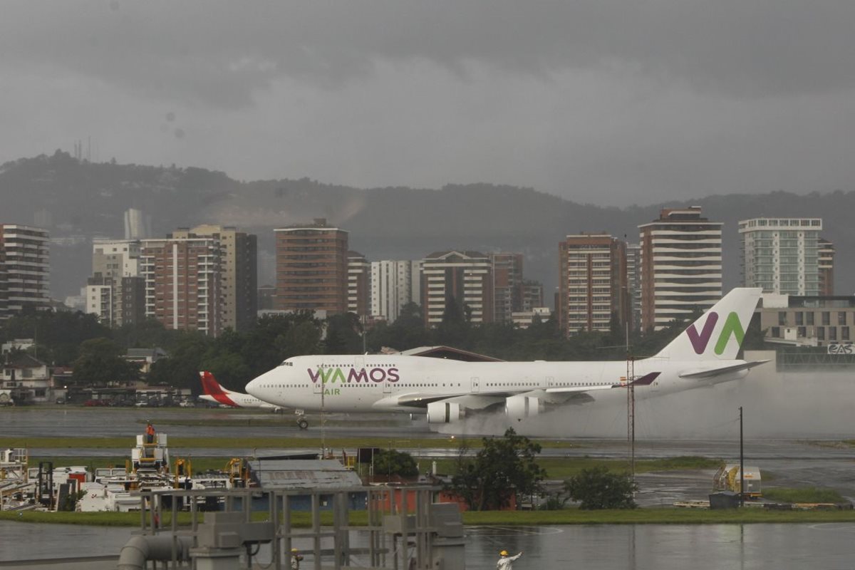 El Aeropuerto Internacional La Aurora recibió el primer vuelo de la aerolínea española Wamos Air. (Foto Prensa Libre: Paulo Raquec)