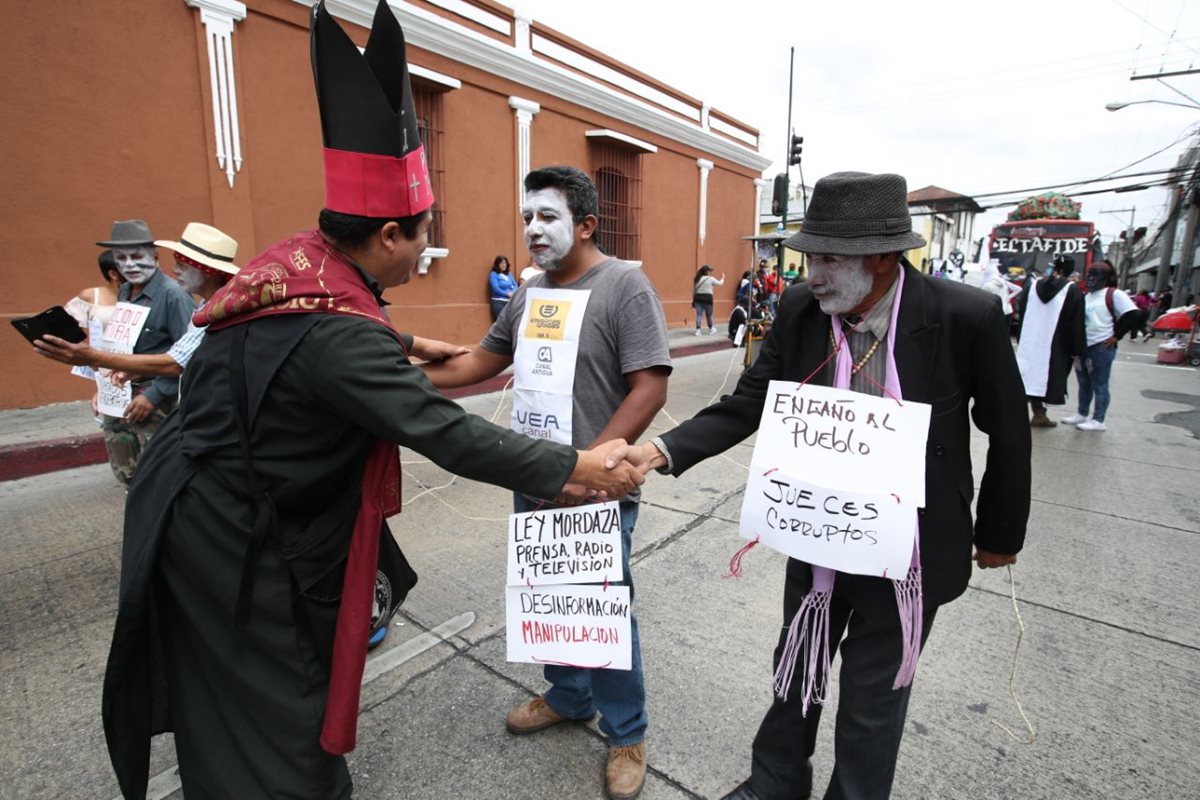 Los estudiantes también critican la proximidad de la iglesia con la política.