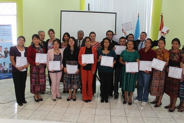 Un grupo de docentes concluye con éxito el diplomado de salud integral impartido en Totonicapán. (Foto Prensa Libre: Édgar Domínguez) <br _mce_bogus="1"/>