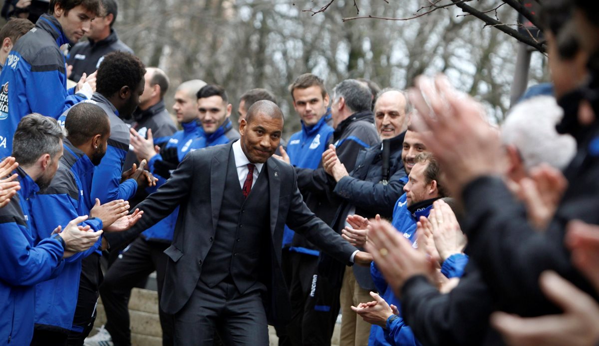 Los jugadores y cuerpo técnico del Deportivo aplaudían hoy en A Coruña al exfutbolista brasileño Mauro Silva (c). (Foto Prensa Libre: EFE)