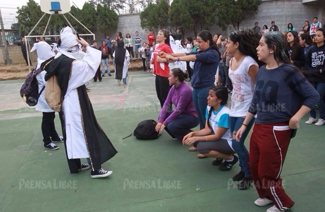 Ejercicios, pintura en el pelo y burlas, son parte del rito para las nuevas sancarlistas de Medicina. (Foto Prensa Libre)