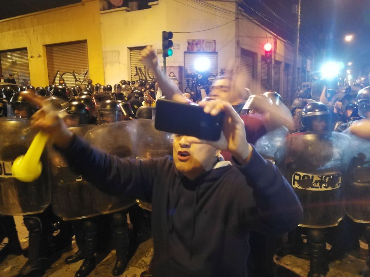 Los manifestantes usaban sus redes sociales para transmitir el momento.