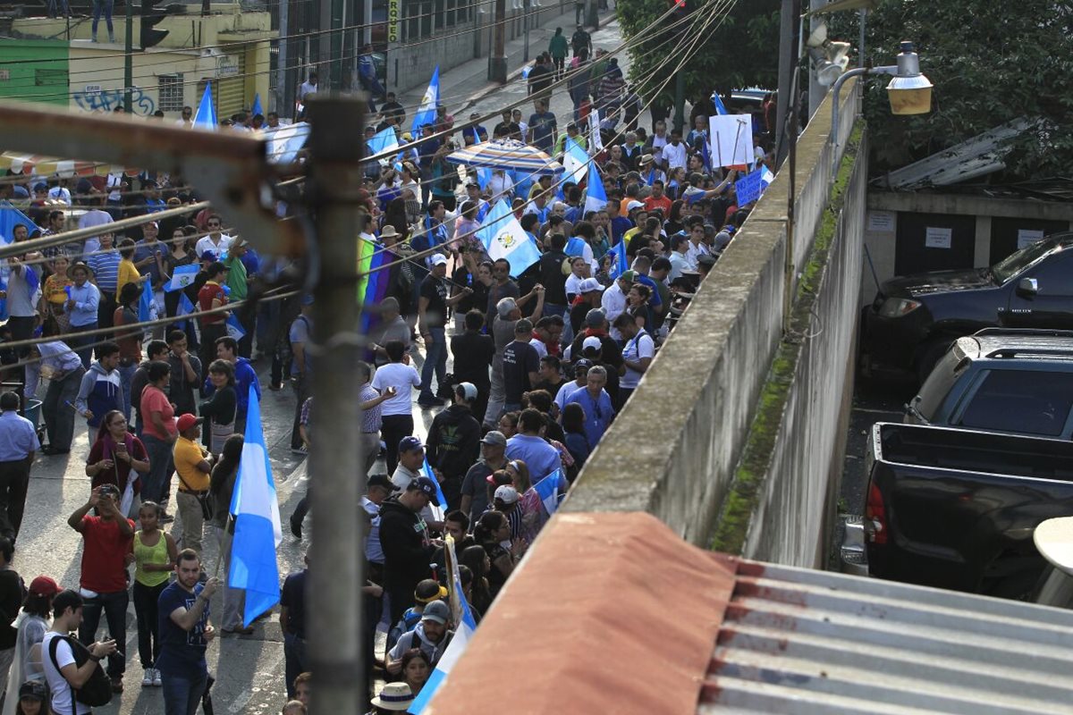 Manifestantes impiden salida de diputados