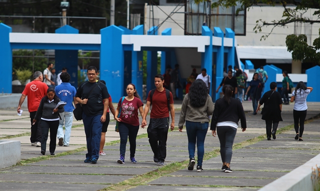 jóvenes que no estudian son vulnerables a integrarse a grupos delictivos. (Foto Prensa Libre: Hemeroteca PL)