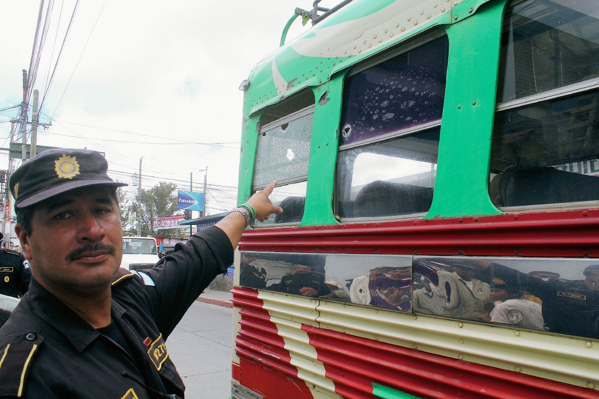 Una ventana  del autobús atacado fue perforada por varios proyectiles en la aldea El Sestadero, San Pedro Pinula, Jalapa. (Foto Prensa Libre: Hugo Oliva)