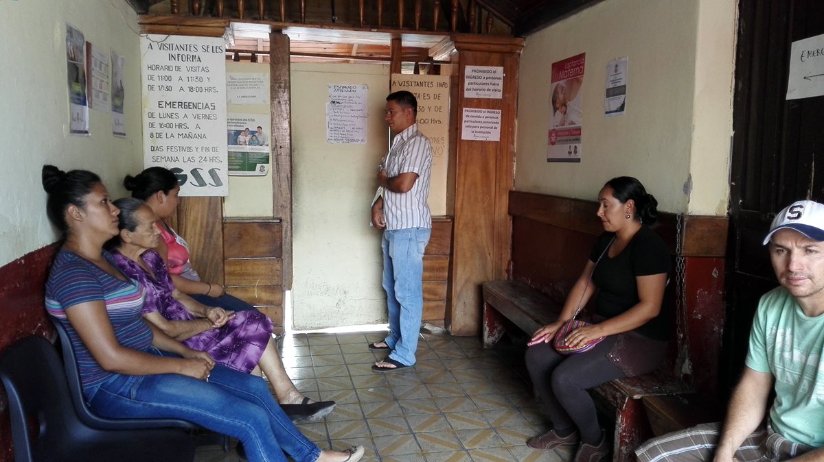 Pacientes del IGSS de la cabecera de Jalapa llegan a cita, pero no son atentidos por falta de medicinas.(Foto Prensa Libre: Hugo Oliva)