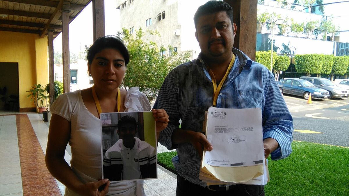 Los padres del menor esta tarde durante su visita al Ministerio de Educación. (Foto Prensa Libre: Claudia Palma)