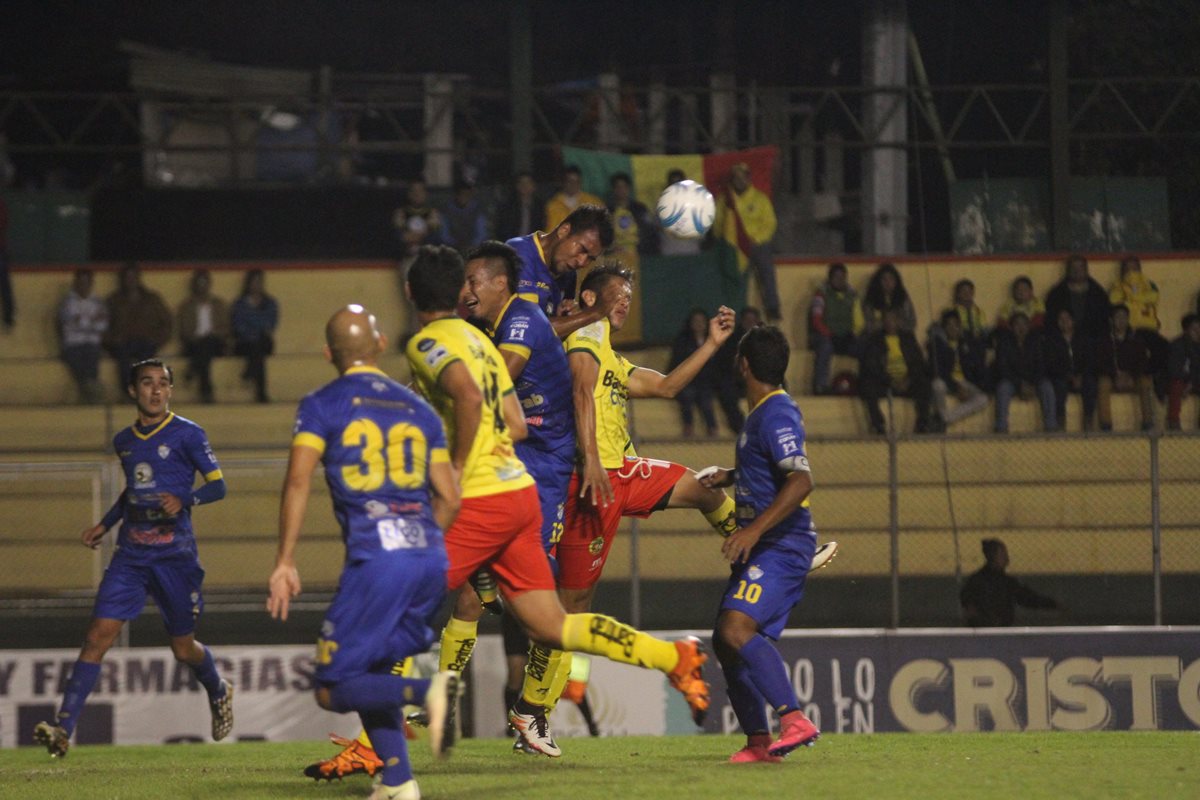 Acción durante el partido que se disputó en San Marcos. (Foto Prensa Libre: Aroldo Marroquín)