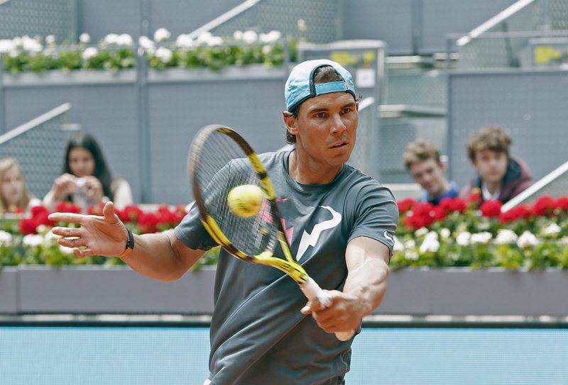 Nadal y Djokovic podrían enfrentarse en la final en Madrid. (Foto Prensa Libre: AFP)