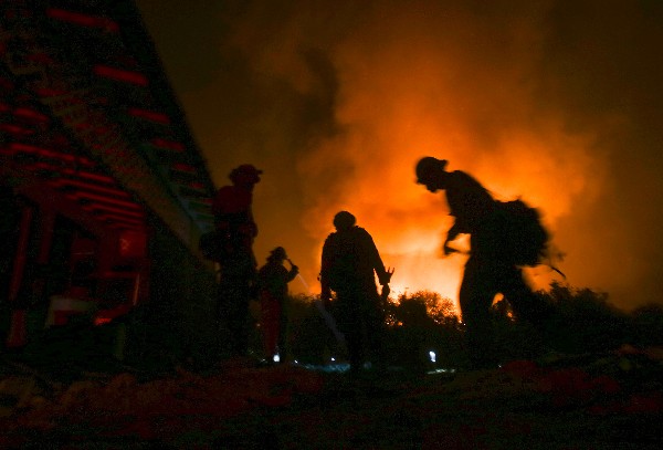 Bomberos trabajan por controlar el incendio en San Bernardino, California.(Foto Prensa Libre: AFP).