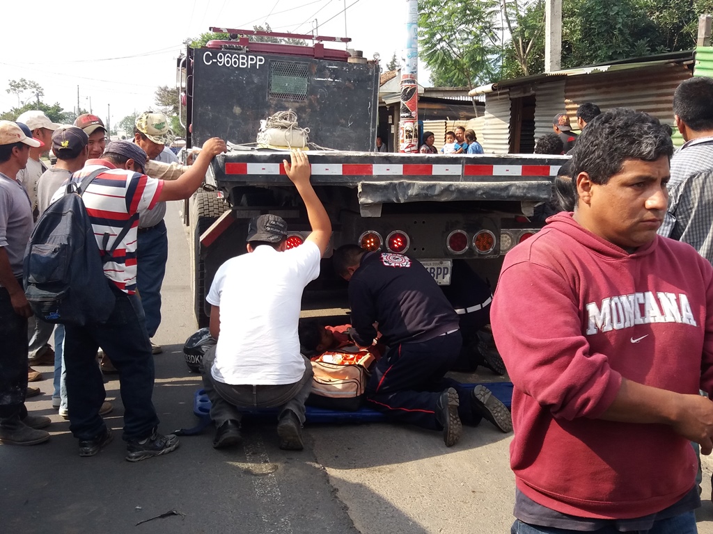 Socorristas atienden Érick Manuel Charuc en el lugar del accidente, en El Tejar. (Foto Prensa Libre: Víctor Chamalé).