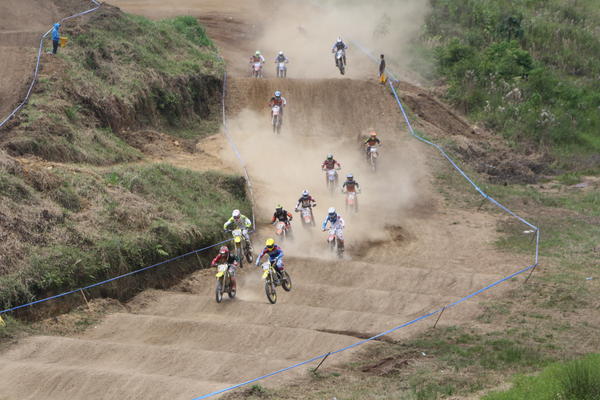 Los pilotos durante la salida de la categoria MX2. (Foto Prensa Libre: cortesía FNMG)