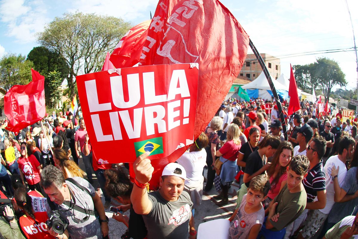 Seguidores de Lula da Silva esperaban frente a la sede donde estaba detenido a que fuera liberado.  (AFP)