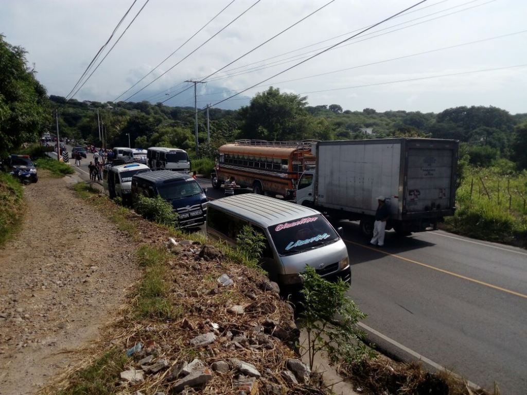 Atascos por bloqueo en el km 122 de la ruta a El Salvador, en Jutiapa. (Foto Prensa Libre: Óscar González).