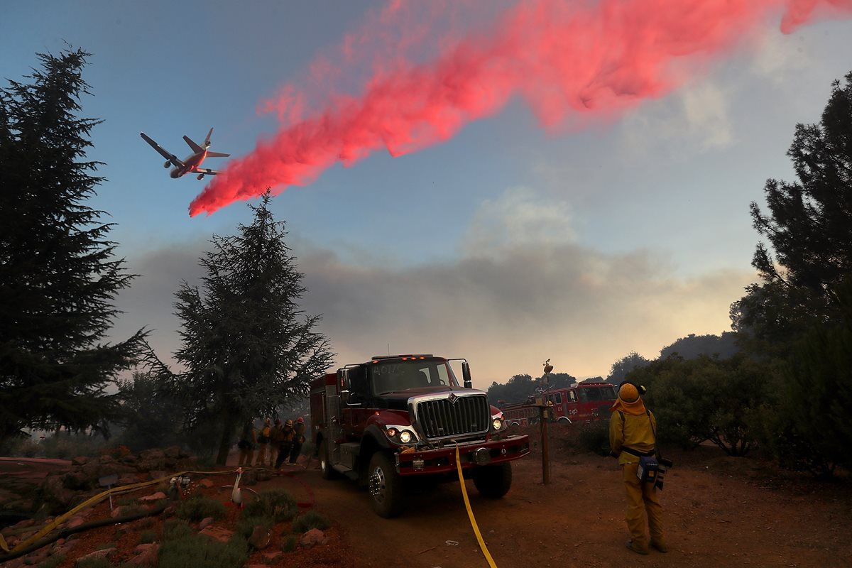 El incendio ha quemado más de 27 mil acres, destruyó 7 casas y se encuentra con un 38 por ciento de contenido en Lakeport, California. (AFP).