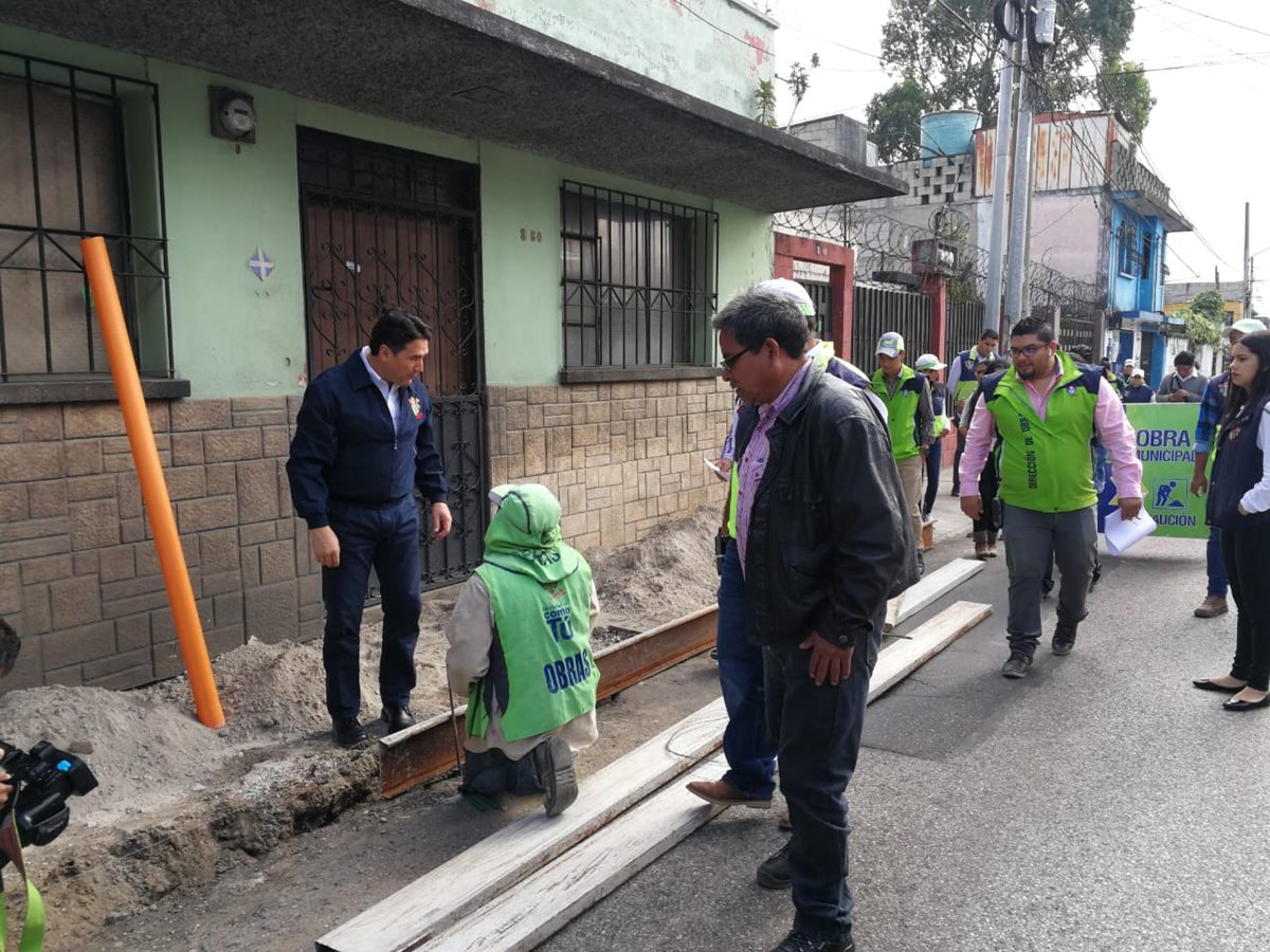 Ricardo Quiñónez, alcalde capitalino, supervisa trabajos en la zona 7. (Foto Prensa Libre: Edwin Pitán)