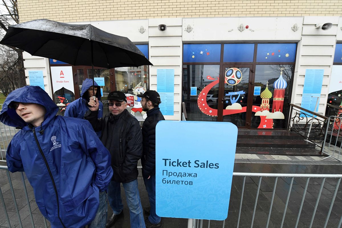 Voluntarios alistan la venta de boletos para los partidos del Mundial de Rusia.  (Foto Prensa Libre: AFP)