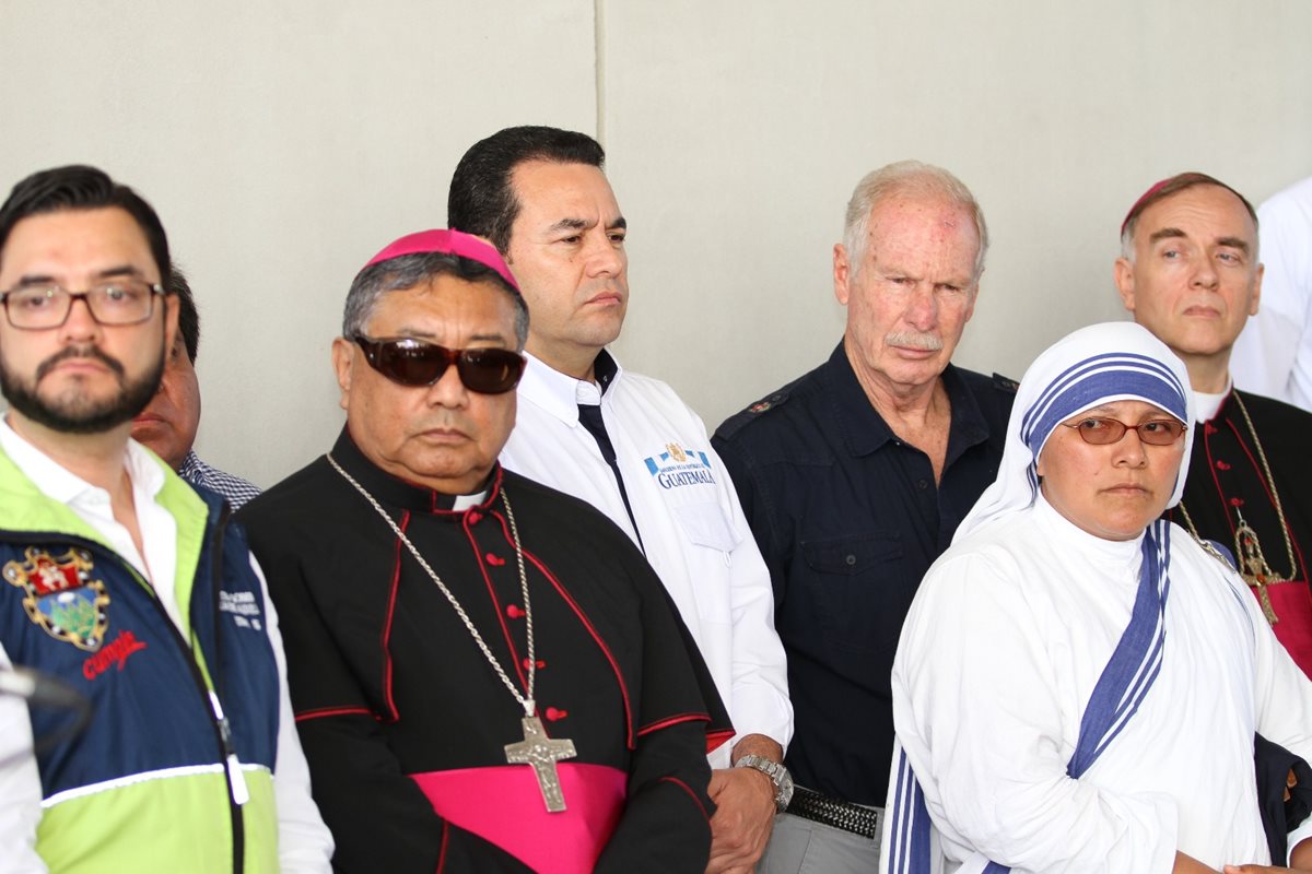 Álvaro Arzú en el acto de inauguración de un viaducto en la zona 16. (Foto Prensa Libre)