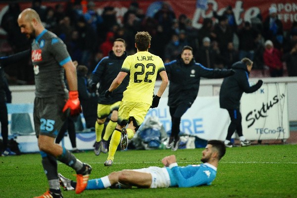 Adem Ljajic, del Inter de Milán, celebra el gol que le marcó al Nápoli, por la Copa Italia. (Foto Prensa Libre: AP)