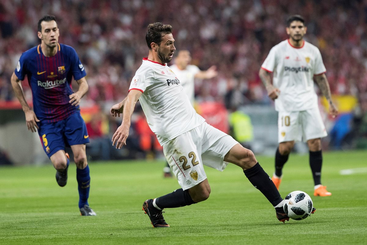 Franco Vázquez controla el balón durante el encuentro correspondiente a la final de la Copa del Rey. (Foto Prensa Libre: EFE)