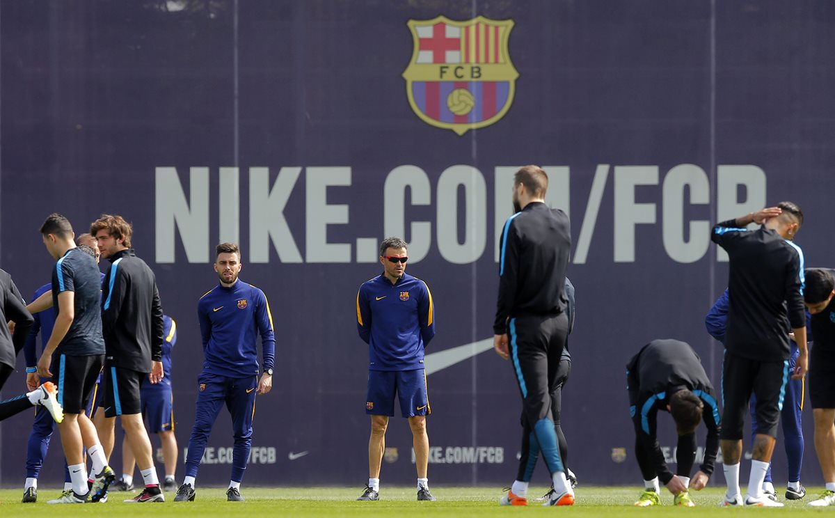 Luis Enrique dirige la practica de esta mañana previo a su salida a Madrid. (Foto Prensa Libre: AP)